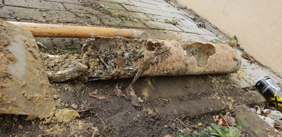 Ausgebautes altes Steinzeugrohr mit Ablagerungen