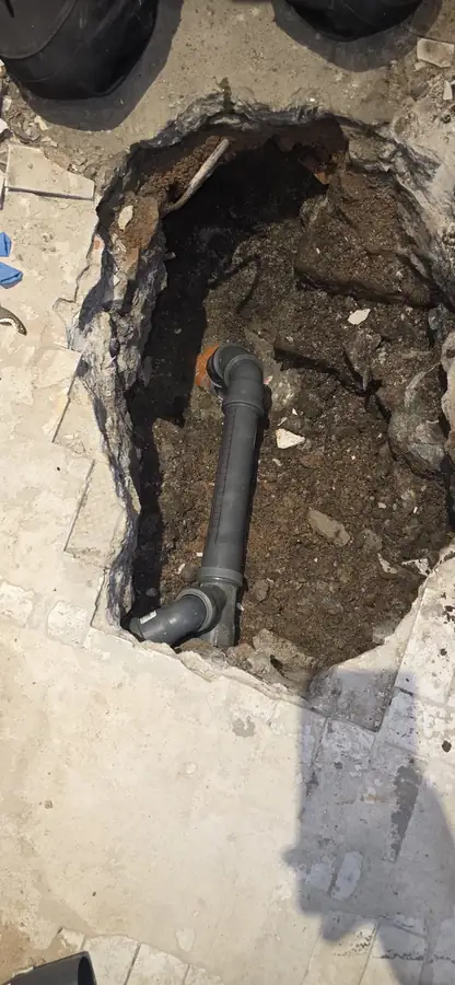 Aufgrabung zur Grundleitung im Keller