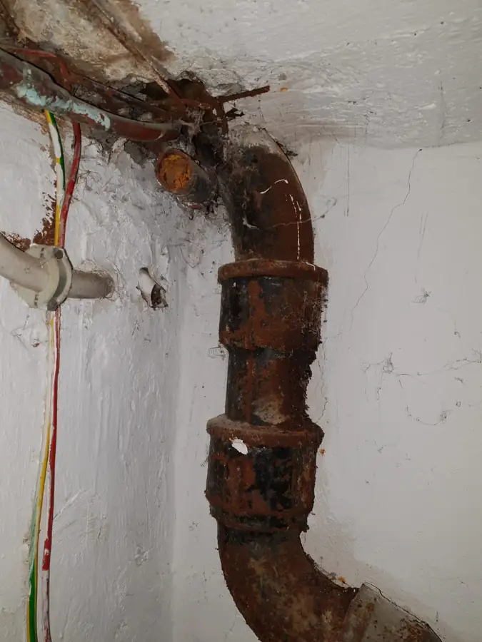 Stark korrodiertes Gussrohr im Keller